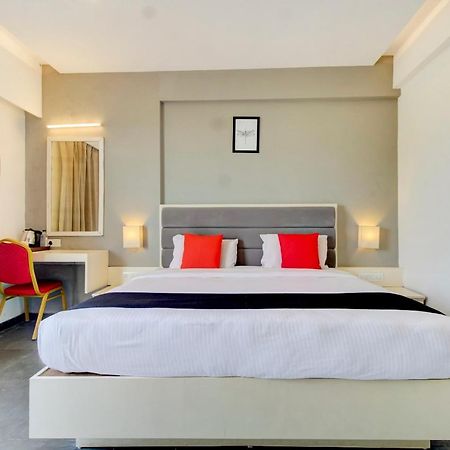 Capital O 77219 Hotel Dwarwata Dharwad Exteriör bild