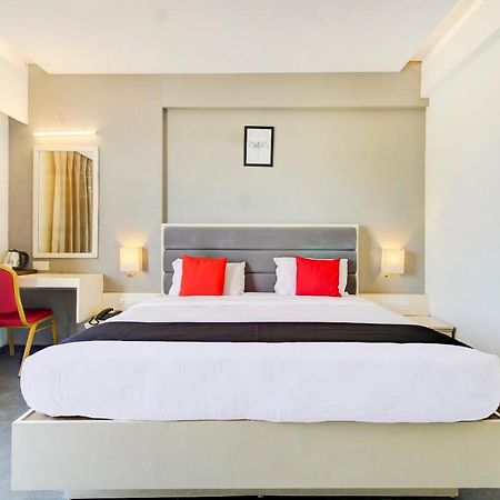 Capital O 77219 Hotel Dwarwata Dharwad Exteriör bild