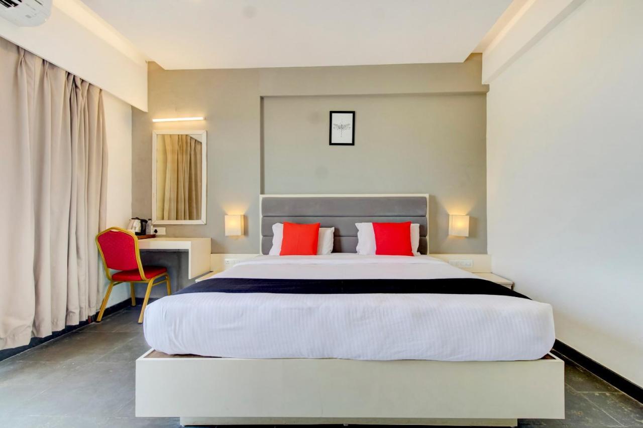 Capital O 77219 Hotel Dwarwata Dharwad Exteriör bild