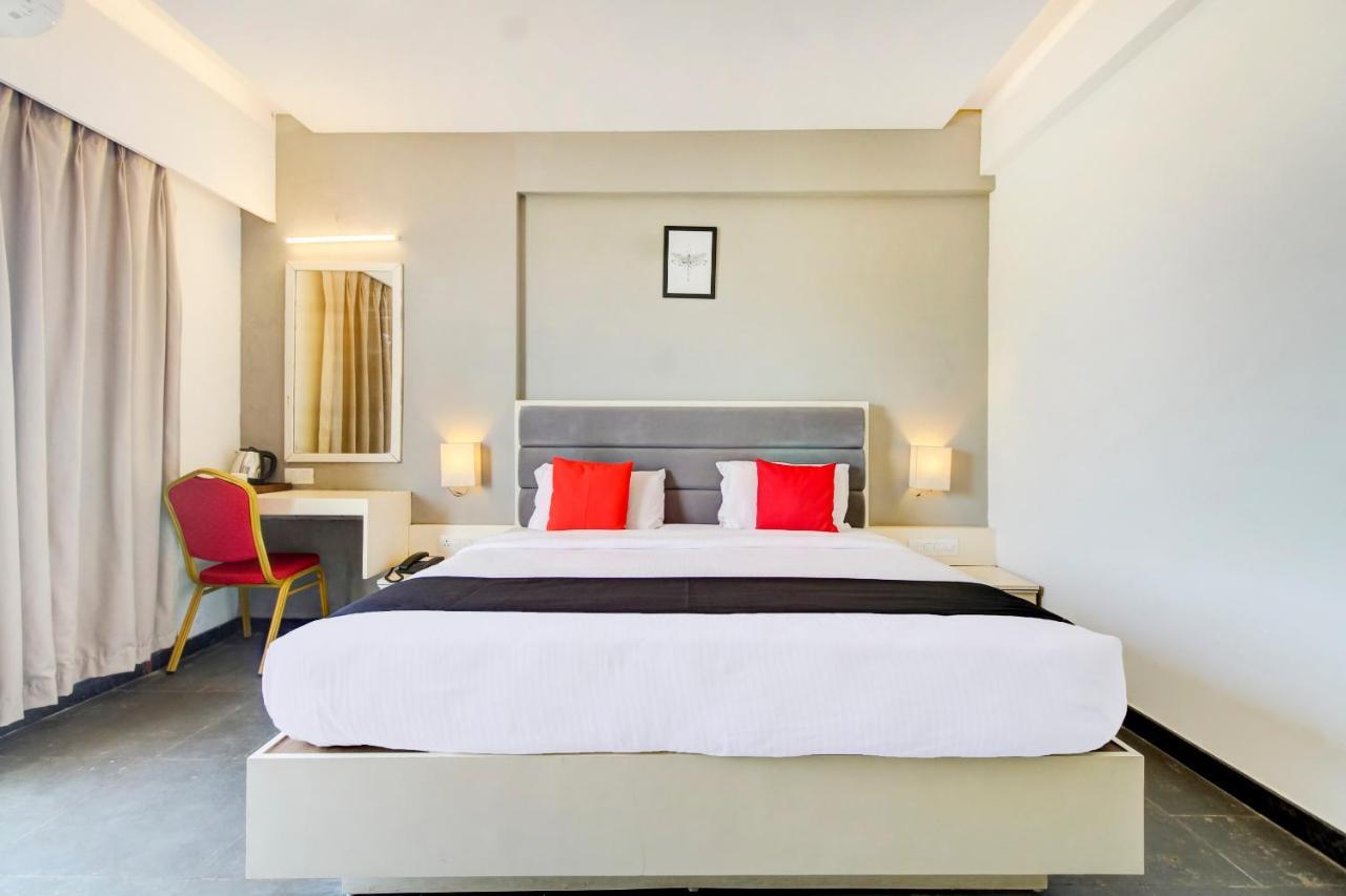 Capital O 77219 Hotel Dwarwata Dharwad Exteriör bild