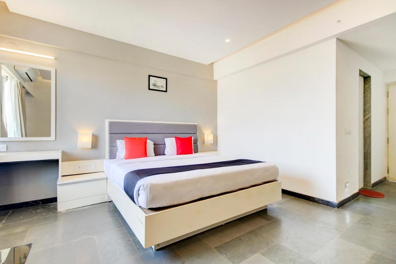 Capital O 77219 Hotel Dwarwata Dharwad Exteriör bild