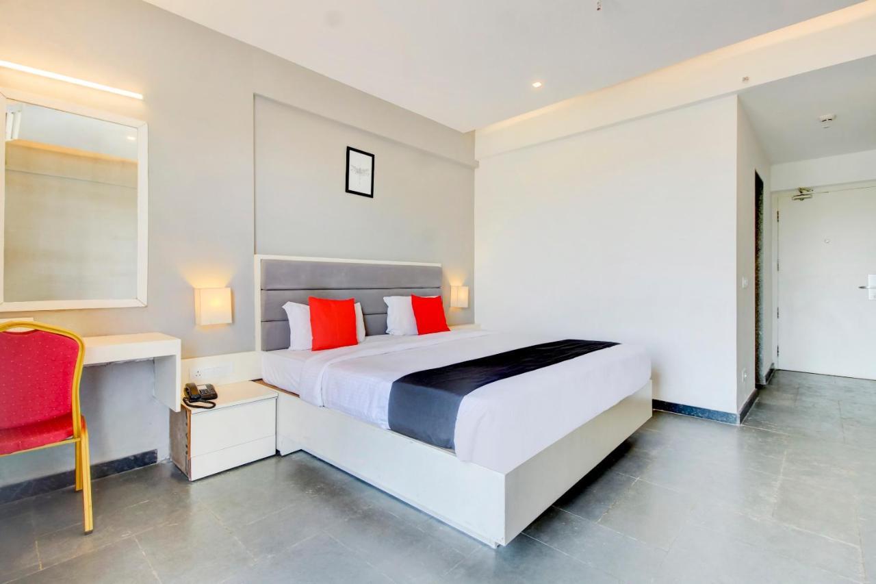 Capital O 77219 Hotel Dwarwata Dharwad Exteriör bild