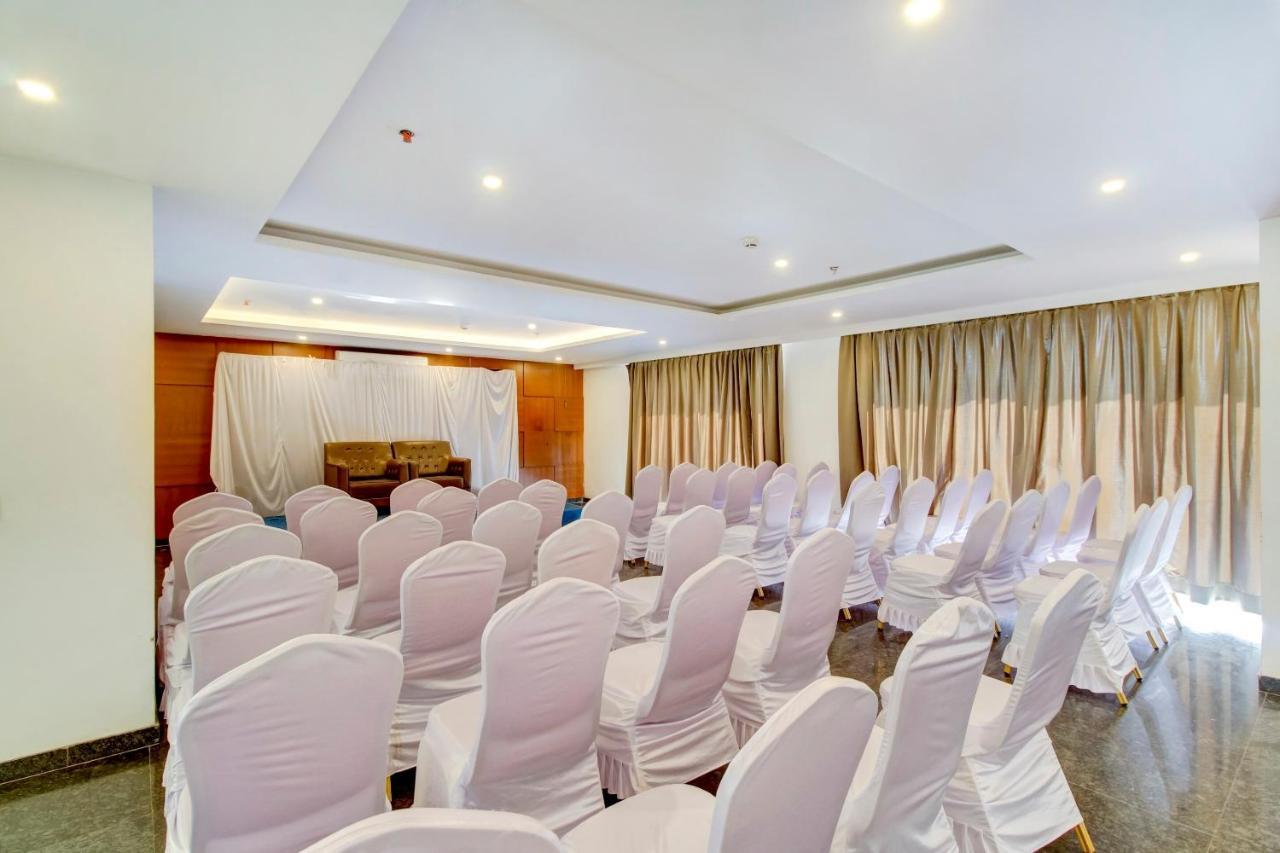Capital O 77219 Hotel Dwarwata Dharwad Exteriör bild