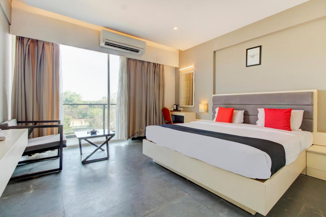 Capital O 77219 Hotel Dwarwata Dharwad Exteriör bild